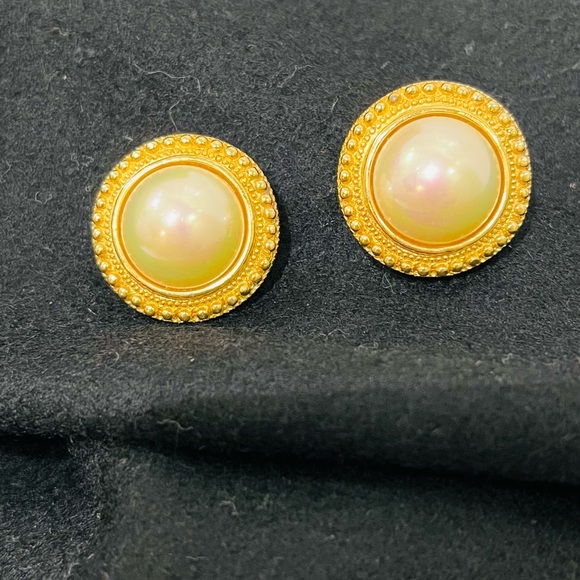 Vintage Christian Dior Pearl/Gold Clip on Earrings - Picture 7 of 10